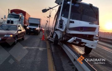 Camión de transporte de personal protagoniza accidente rumbo a Bernal