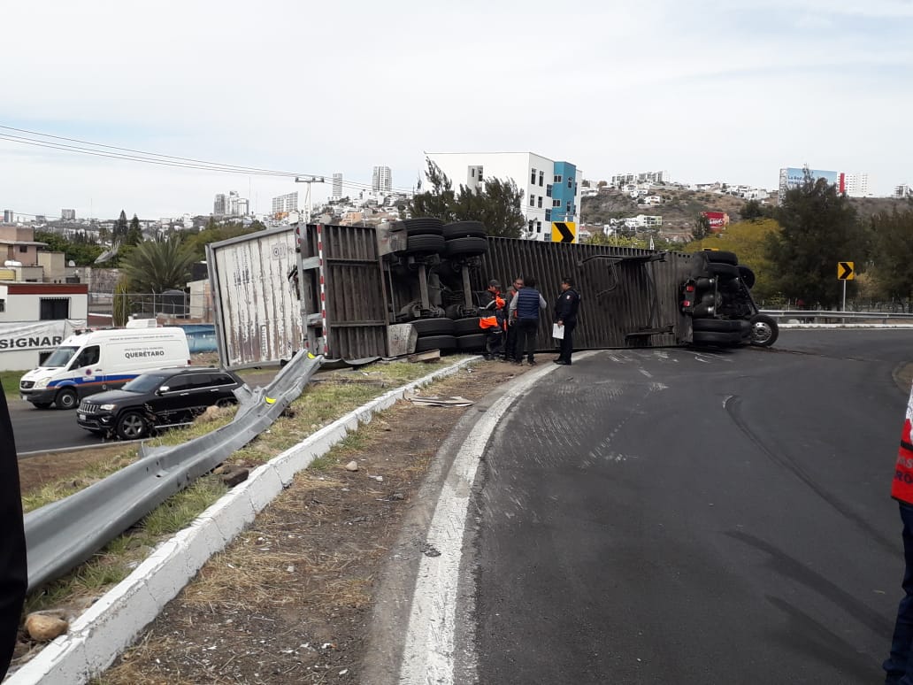 Volcadura provocó caos vial