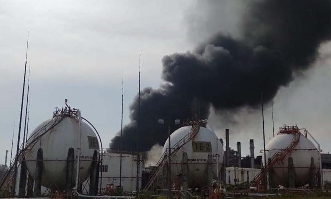 Siete lesionados saldo de incendio en refinería de Minatitlán