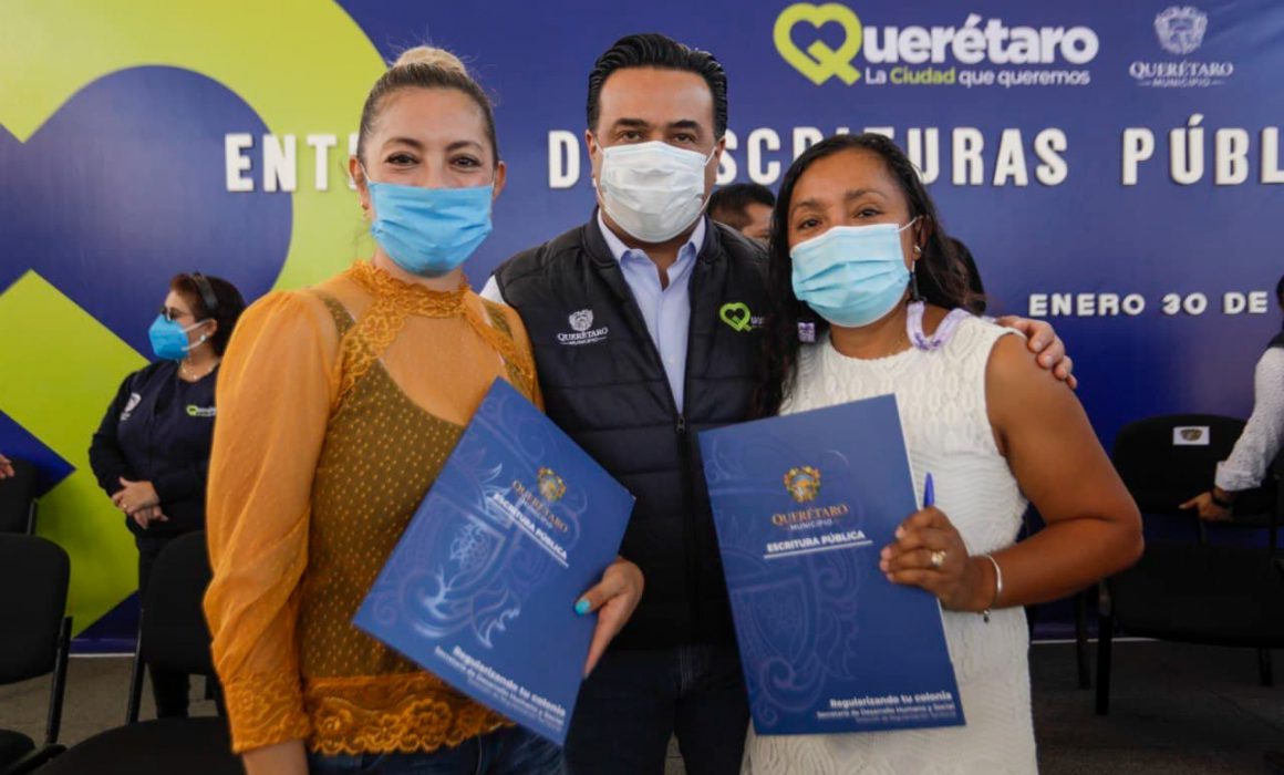 Entrega municipio de Querétaro escrituras a 53 familias