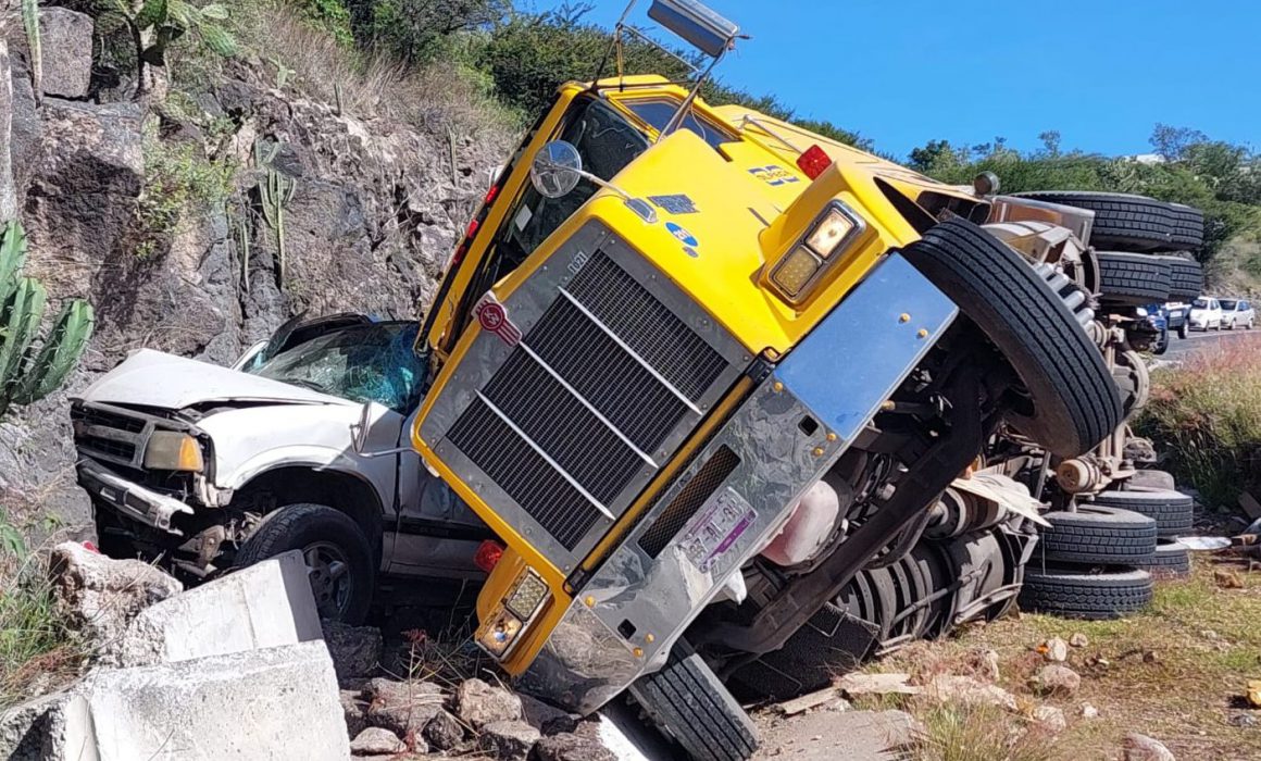 Salen ilesos 4 hombres tras volcar tráiler sobre camioneta donde viajaban