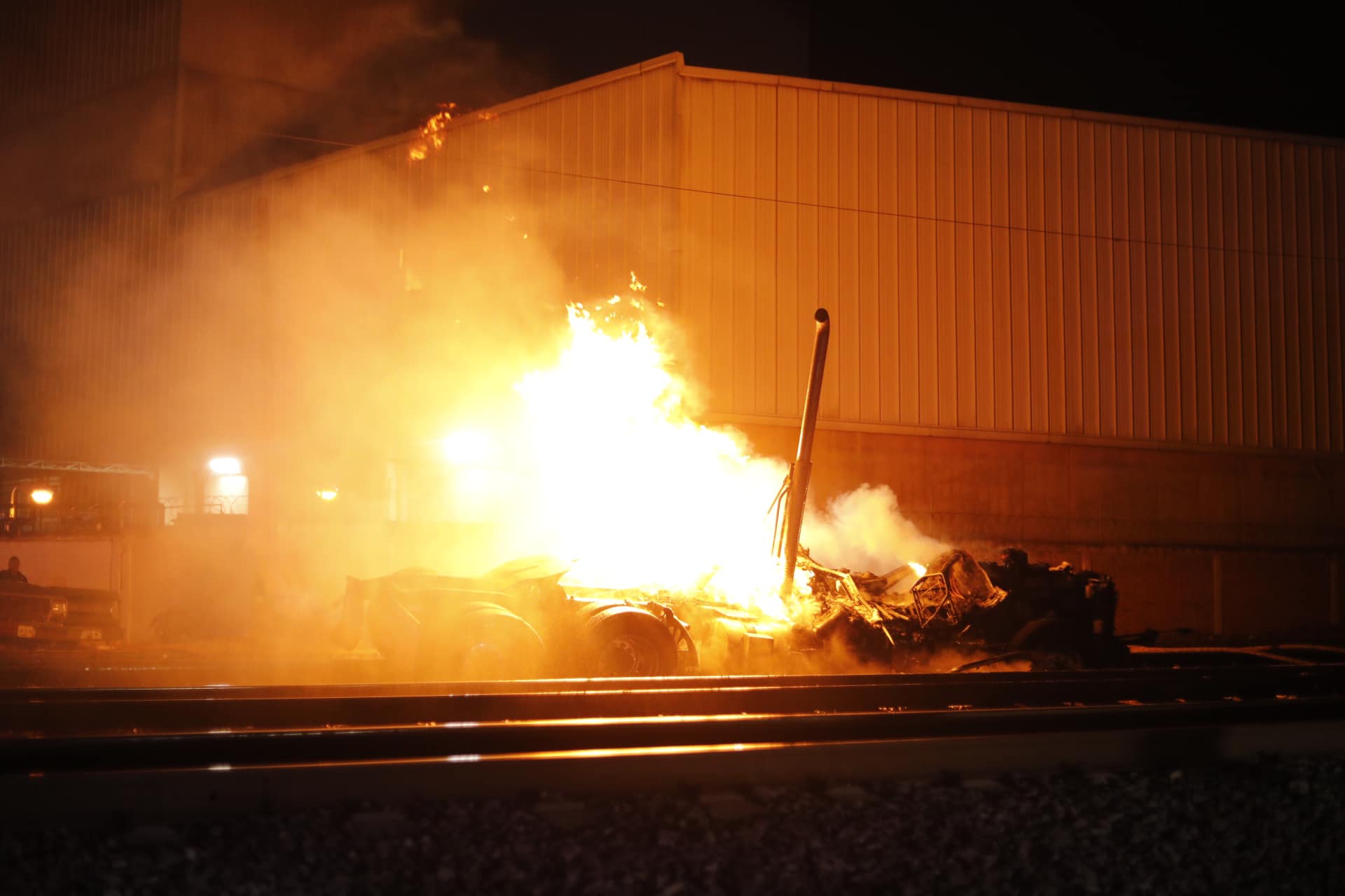 Se incendia tracto camión en calles de la Felipe Carrillo Puerto