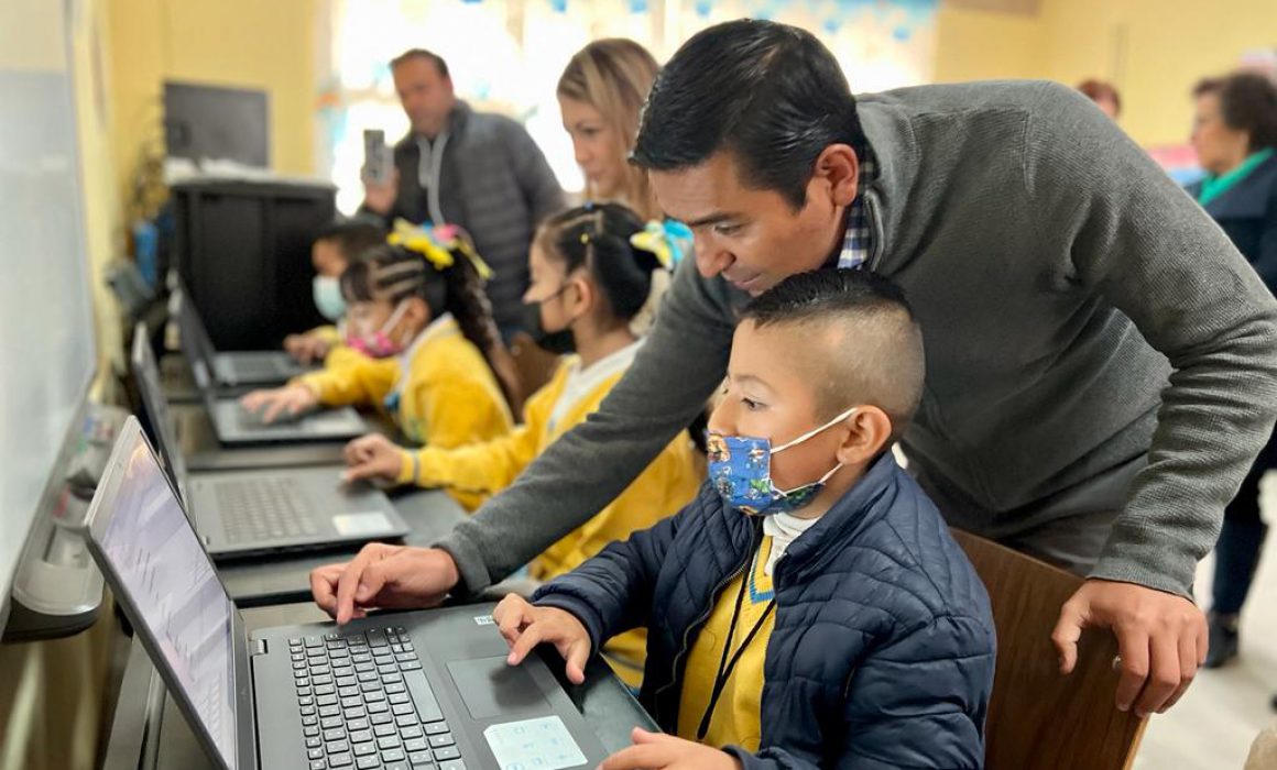 Entrega Amarildo Bárcenas computadoras en primaria de Pedro Escobedo