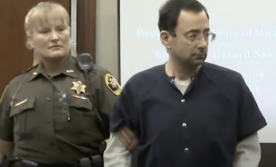 Apuñalan a Larry Nassar médico condenado por abusar de gimnastas