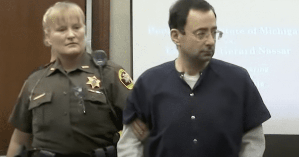 Apuñalan a Larry Nassar médico condenado por abusar de gimnastas