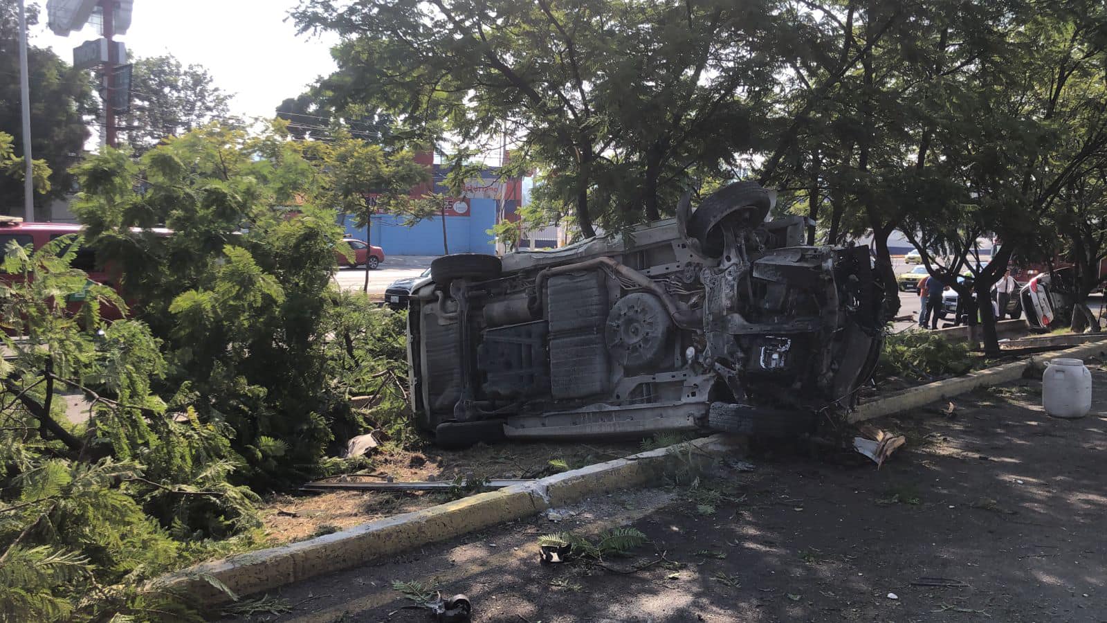 Aparatoso choque y volcadura sobre Paseo de la República