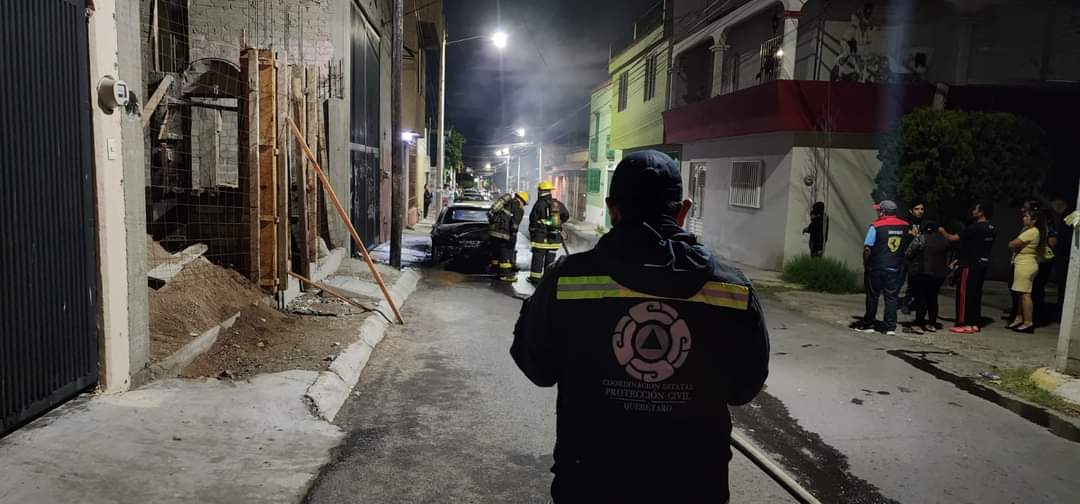 Incendio calcinó un auto en la Comerciantes