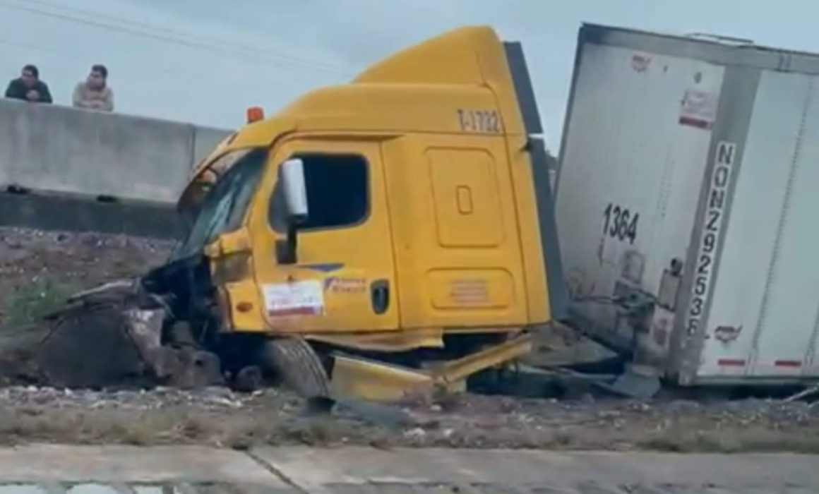 Aparatosa salida de camino de tráiler en la carretera 57