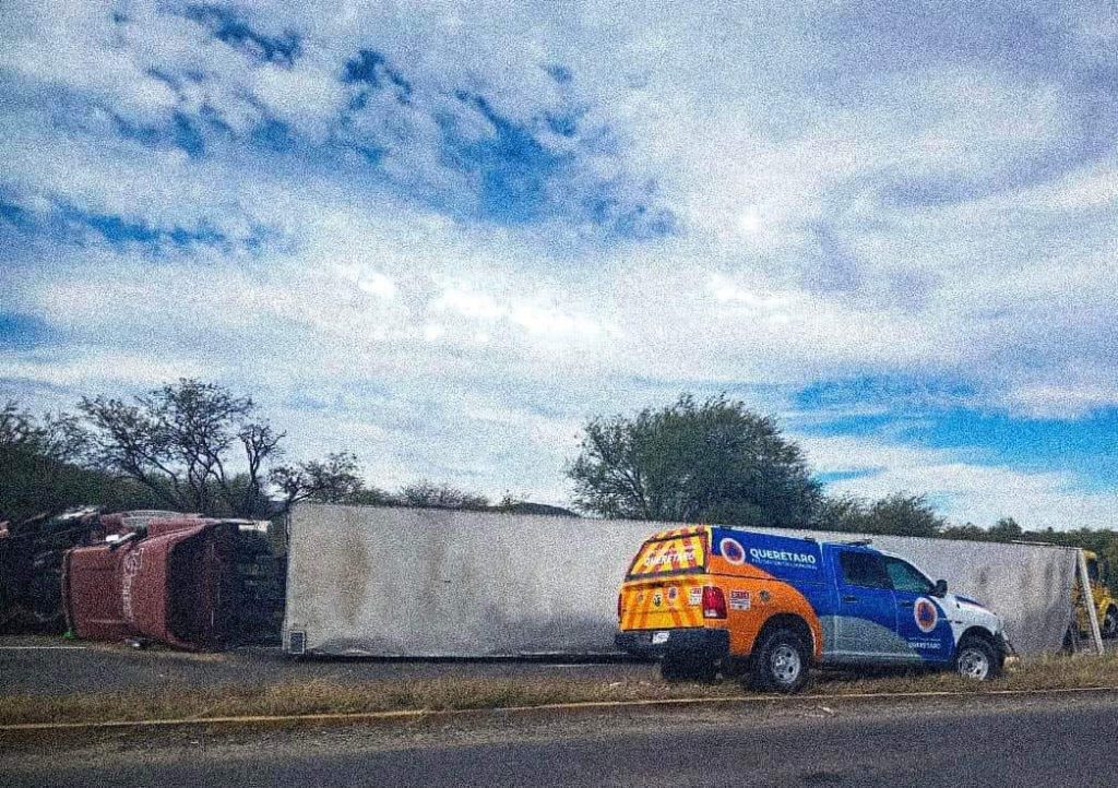 Tráiler vuelca por exceso de velocidad en el libramiento norponiente