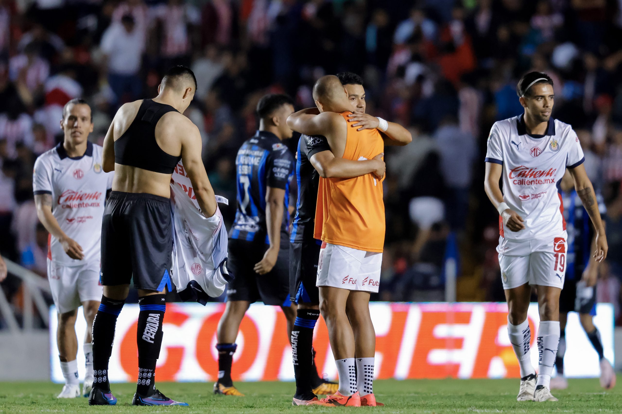 Querétaro sigue sin sumar y pierde ante Chivas en la Jornada 3