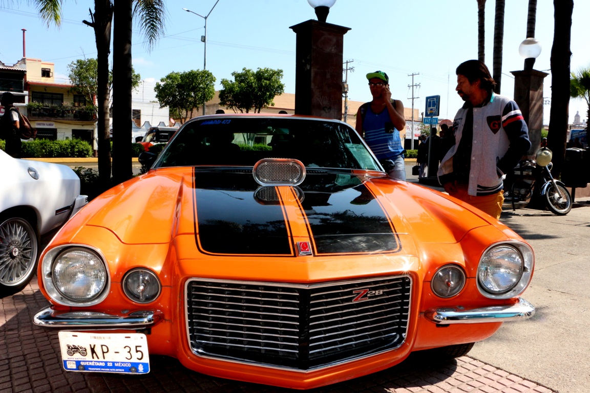 Presentan exhibición de 79 automóviles antiguos en la Alameda