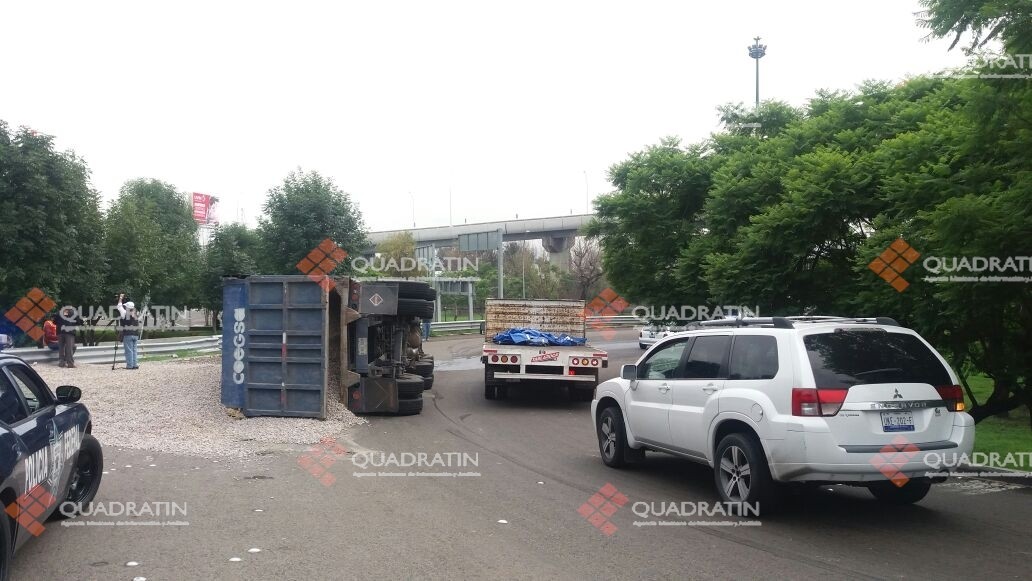 Camión vuelca en trébol de incorporación de la Cuota a Celaya - Quadratín Querétaro