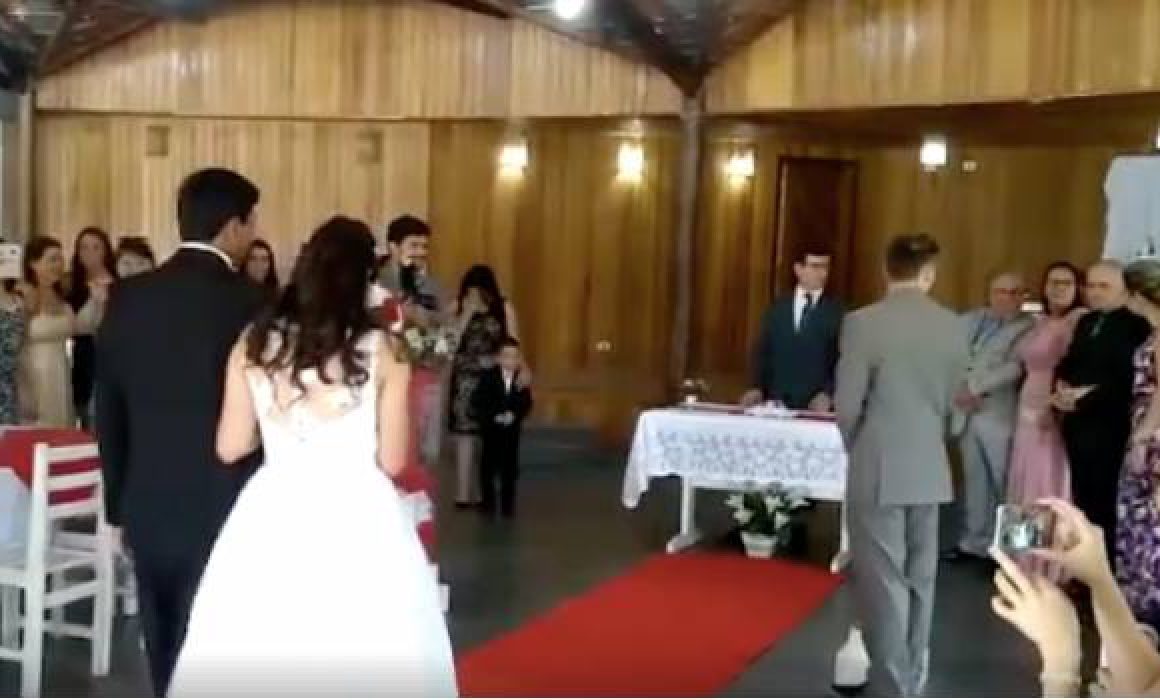 Entrada triunfal de novia se arruina por broma de gemidos (VIDEO)