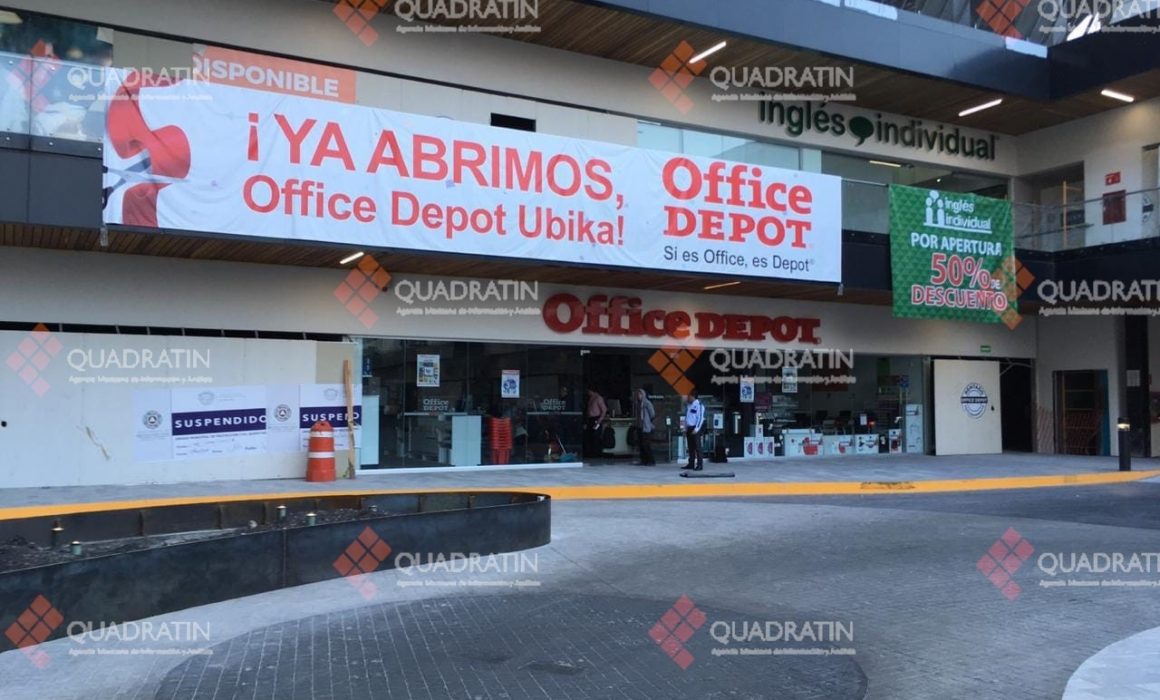 Dan cristalazo a Office Depot en Plaza Universidad
