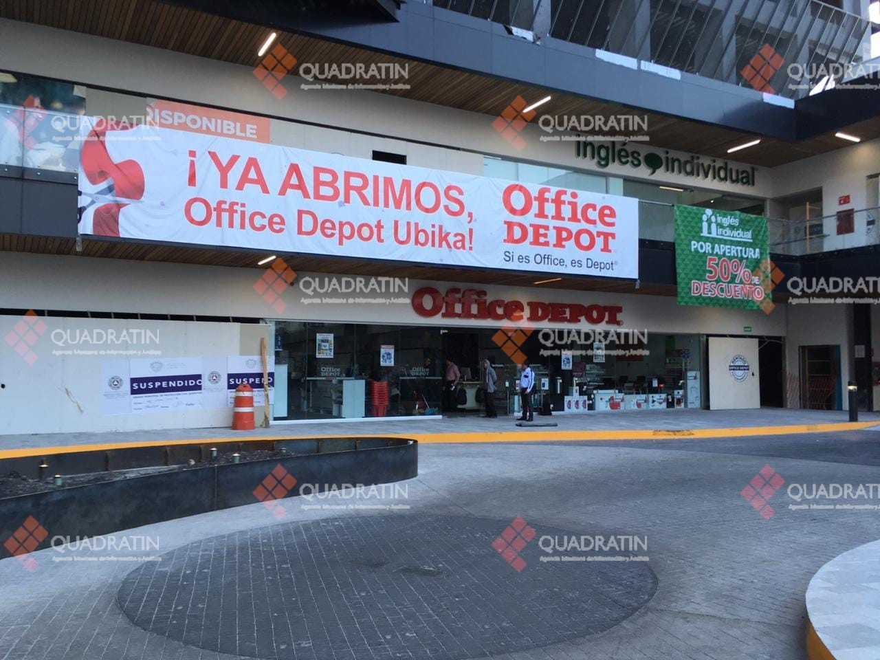 Dan cristalazo a Office Depot en Plaza Universidad