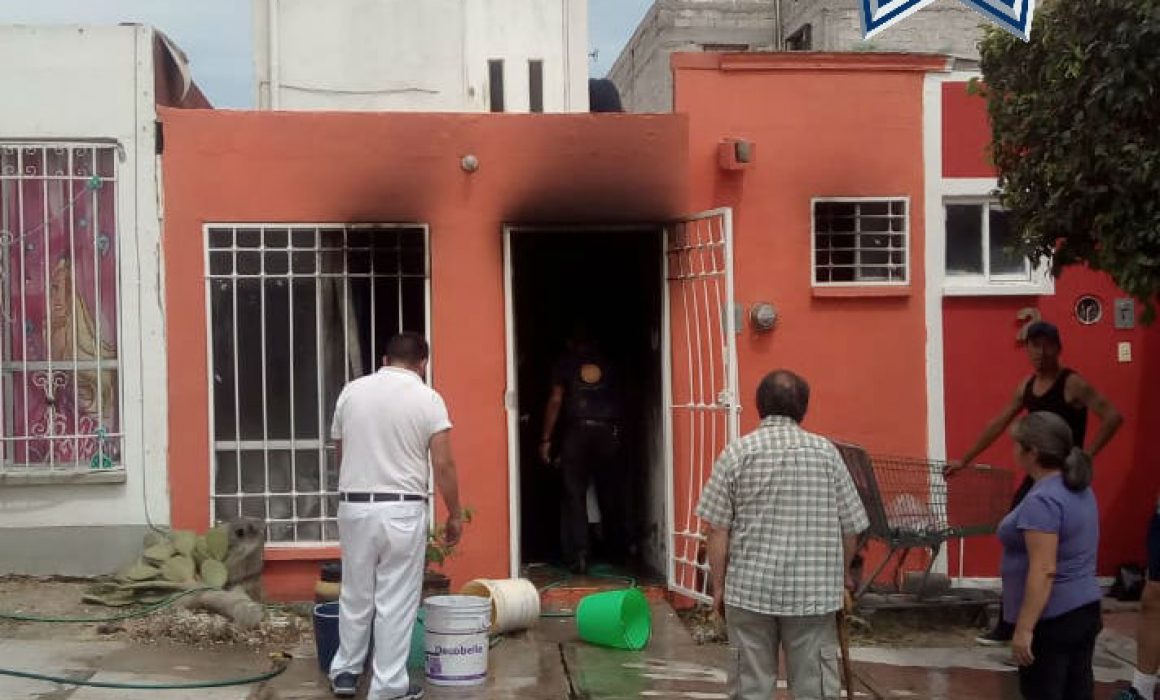 Policías de El Marqués, sofocan incendio en La Pradera