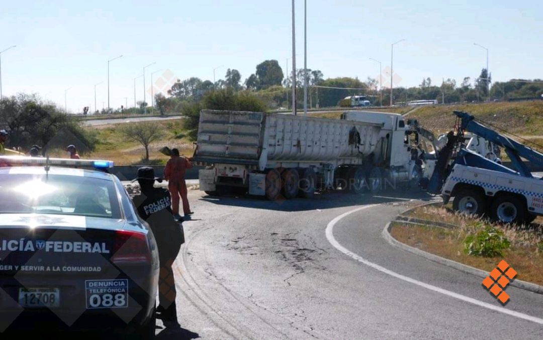 Vuelca tráiler con basura en incorporación del Junípero Serra