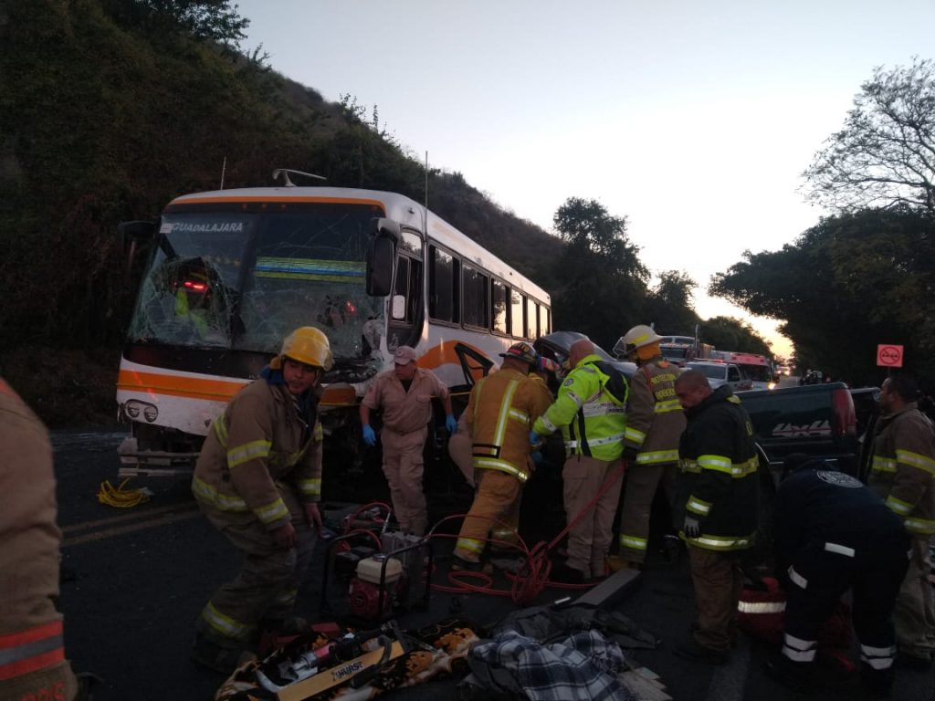 Choque De Autobús Contra Camioneta Deja 5 Fallecidos En Ocotlán