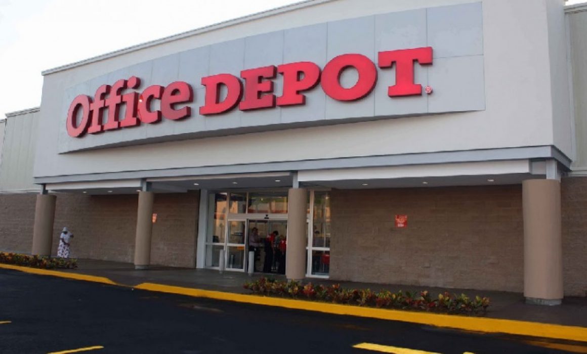 Denuncian empleados de Office Depot recorte de salario