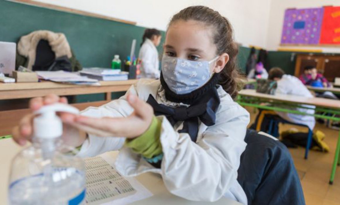 Escuelas ya cuentan con paquetes sanitizantes para regreso a clases  presenciales