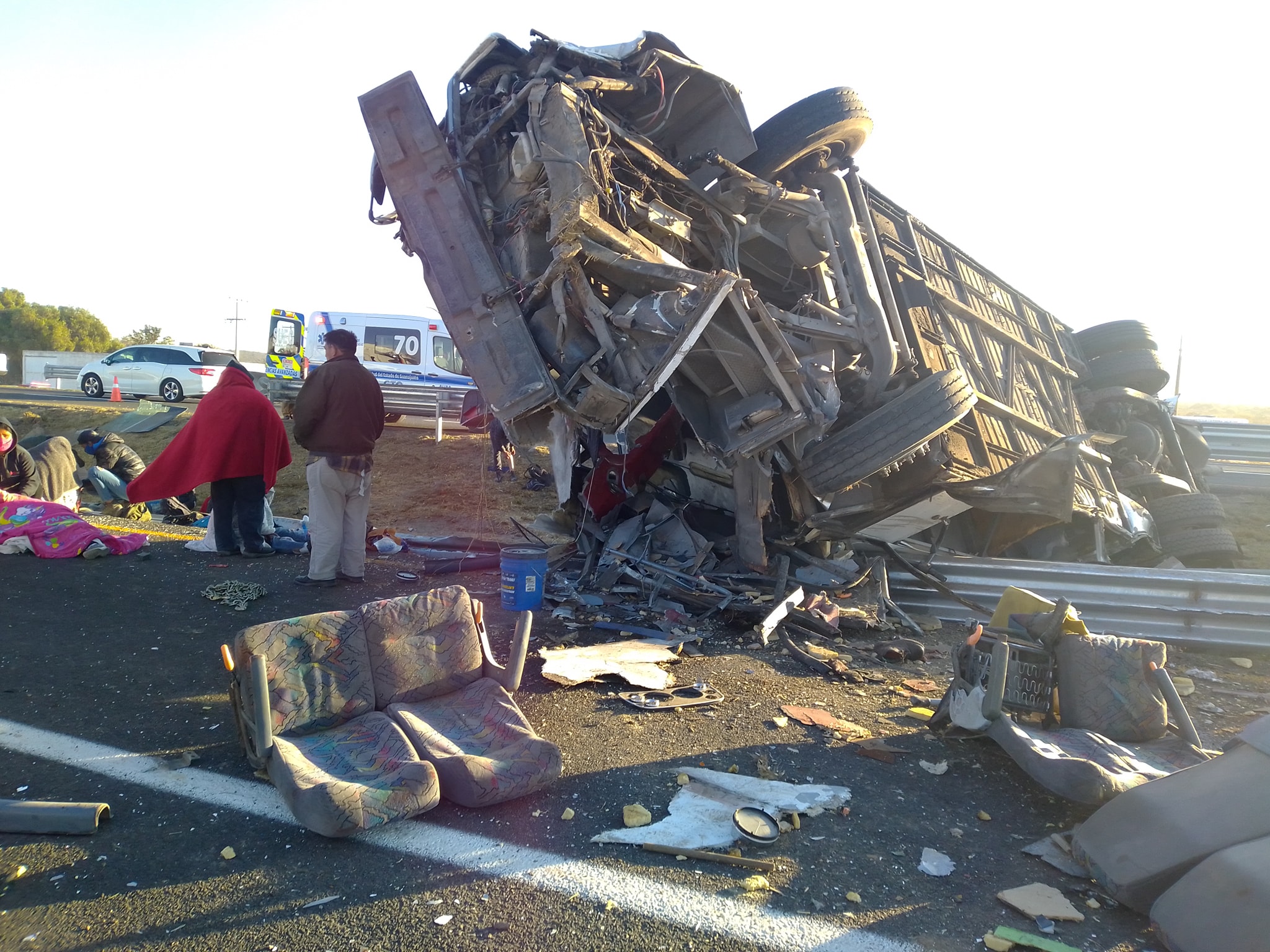 Chocan tráiler y autobús en la Carretera 57; al menos 2 muertos