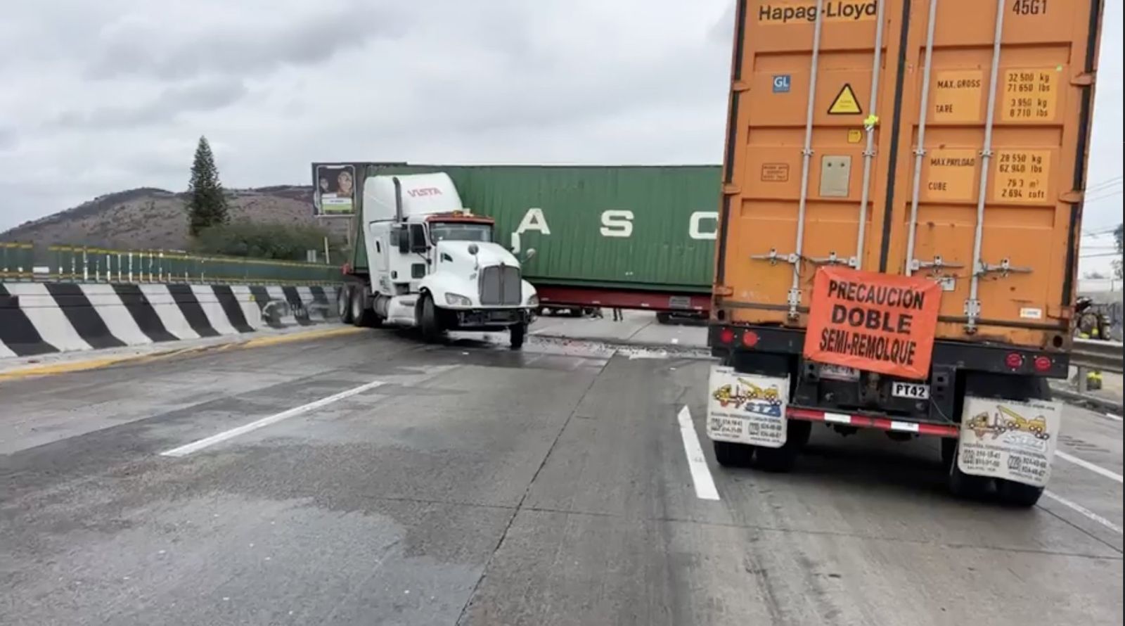 Tráiler bloquea la carretera 57 a la altura de SJR - Quadratin Querétaro