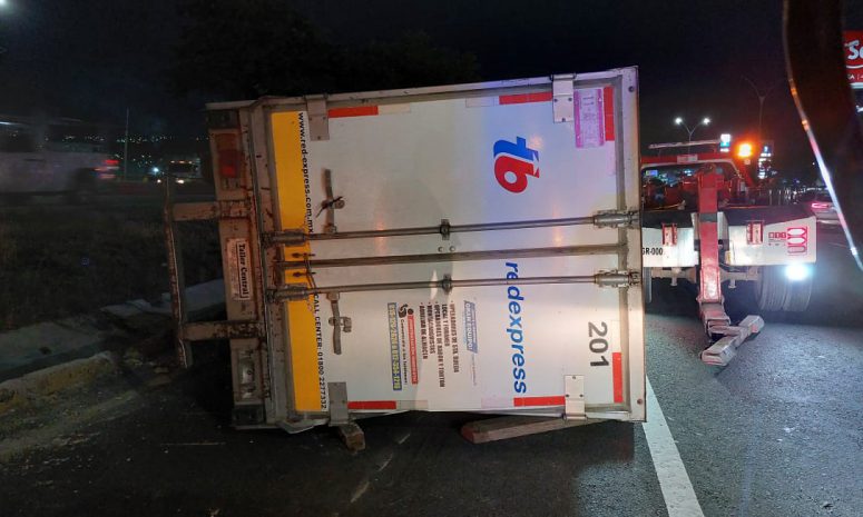 Camión de carga termina volcado en Paseo de la República