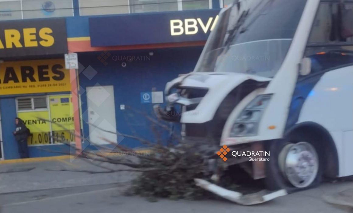 Camión de transporte de personal se queda sin frenos.