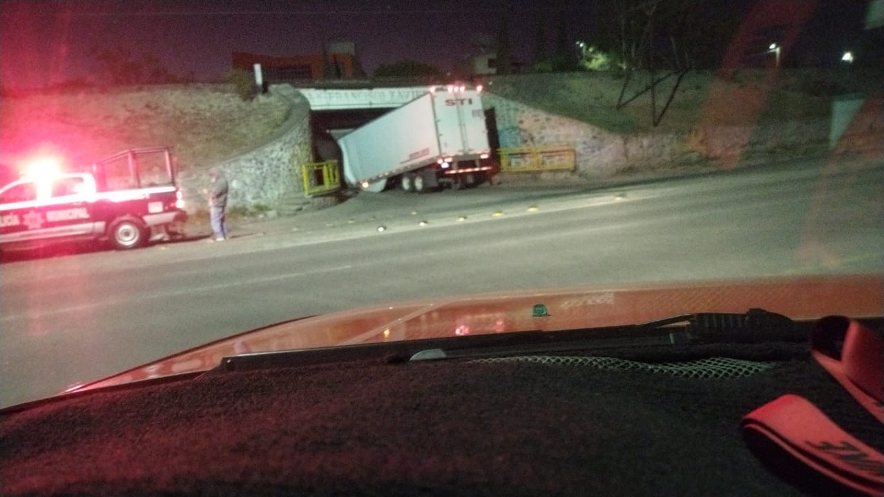 Trailer queda atorado en el puente de San Francisco SJR - Quadratin ...