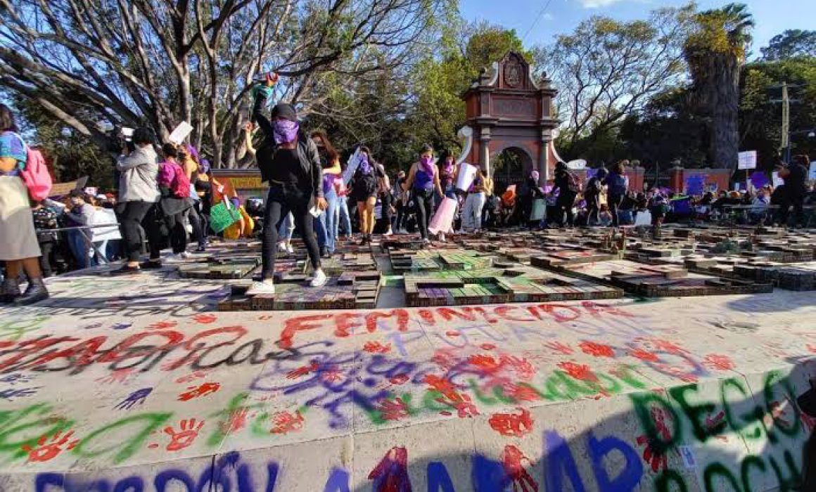 Piden a mujeres respeto a la ley en marcha del 8M
