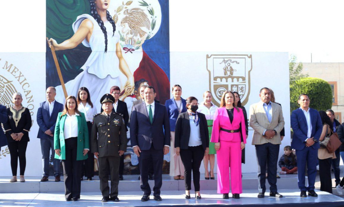 Roberto Cabrera encabeza ceremonia del Día de la Bandera