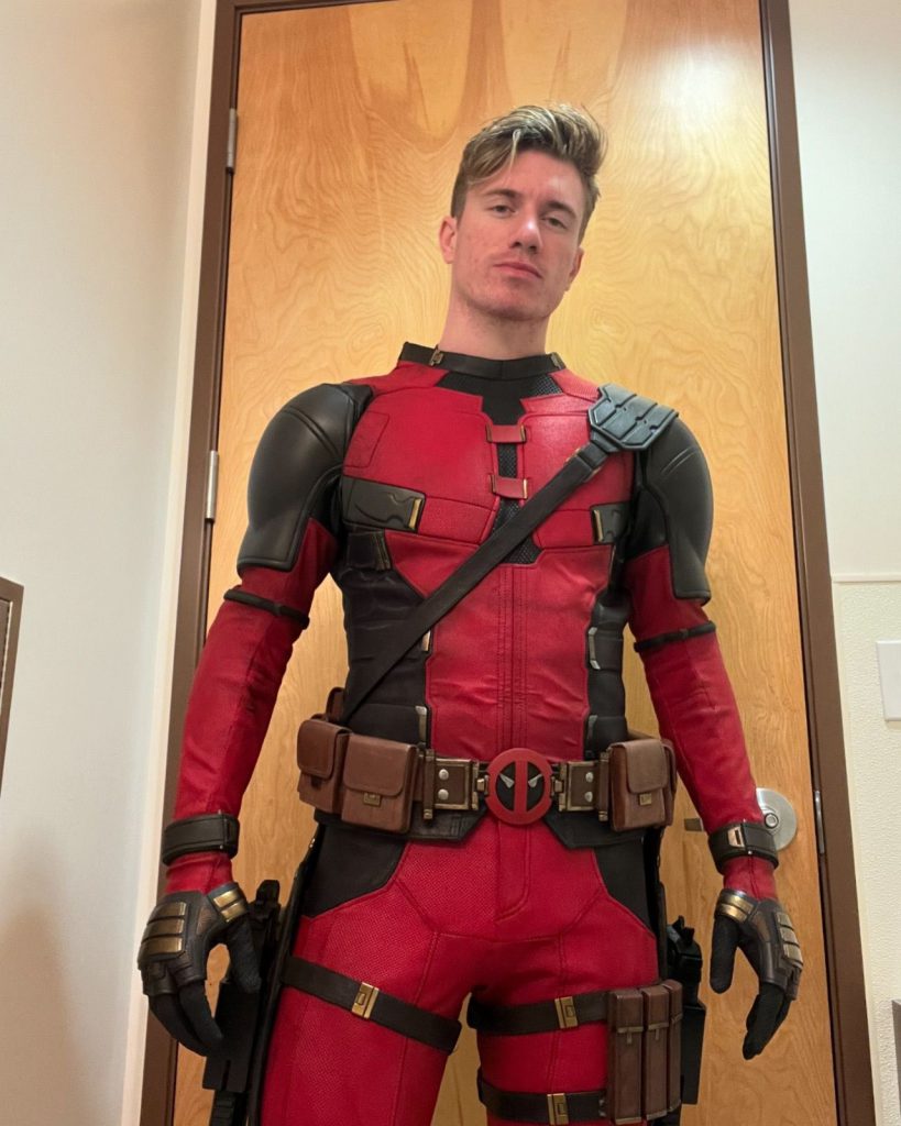 Nick Pauley dobla a Deadpool bailando Bye Bye Bye de NSYNC