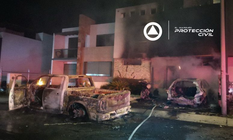 Atienden incendio vehicular y habitacional en el Mirador
