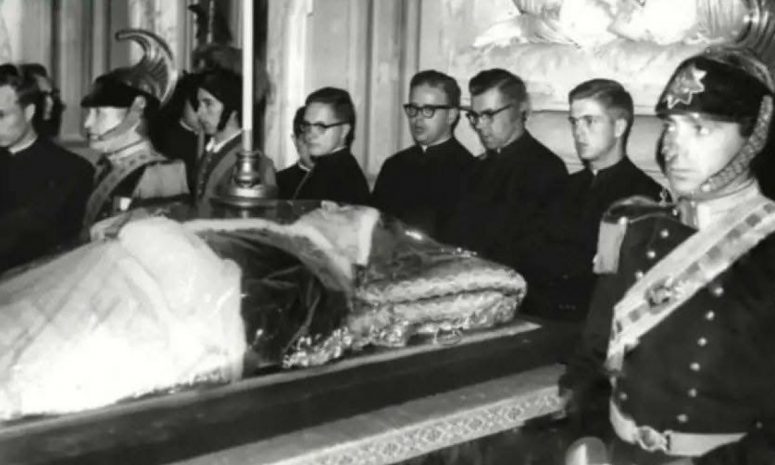 La historia del funeral más escandaloso del Vaticano: el del Papa Pío XII