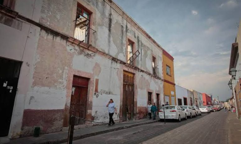 Apuntalan 5 casonas del centro de Querétaro por riesgo a peatones