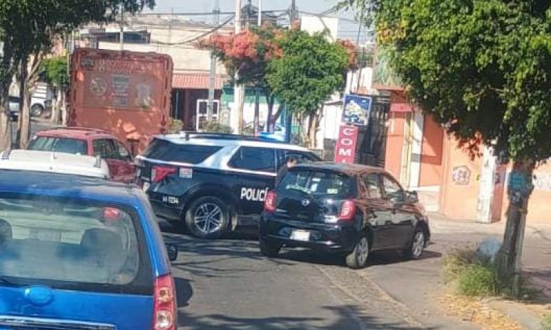 Patrulla choca contra auto en la colonia Fundadores