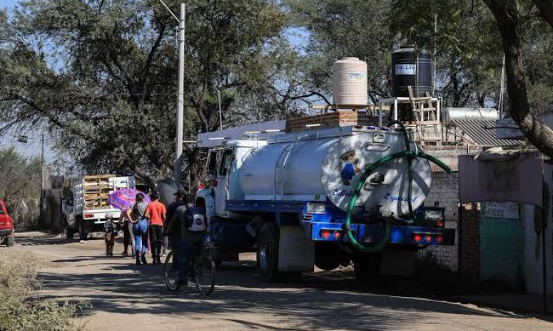 Acusan a pipas municipales de extraer agua de tanques en Apaseo El Grande