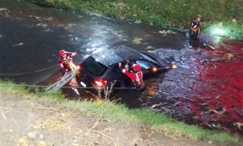 Tres personas rescatadas tras caída de auto en el Dren El Arenal