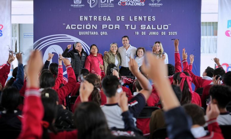 Entrega Felifer Macías lentes a 160 estudiantes de secundaria