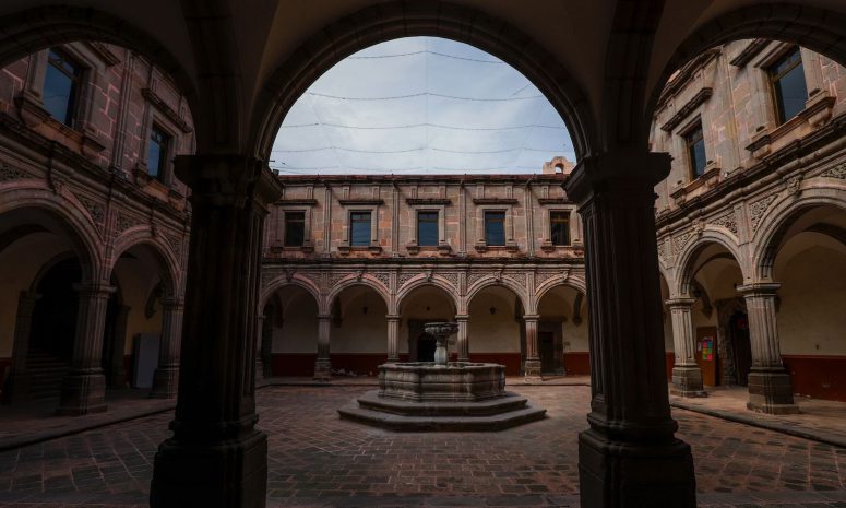 Recibe UAQ declaratoria oficial del Patio Barroco como patrimonio