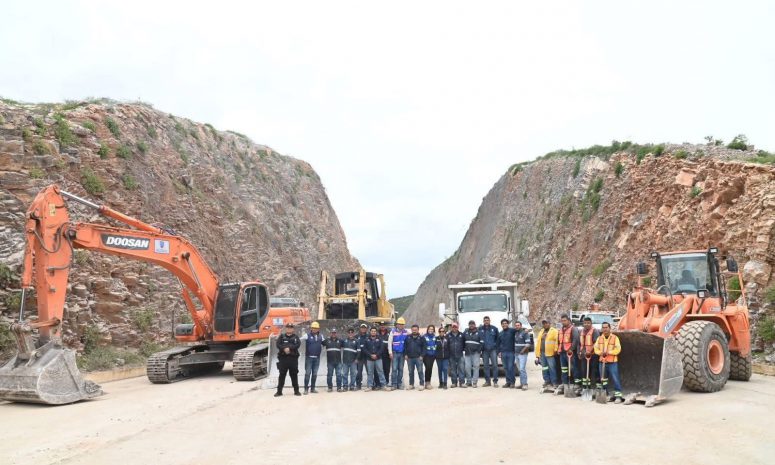 Reabren la carretera estatal 100 tras retiro de escombros por derrumbe