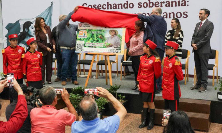 Agricultura y Lotería Nacional reconocen labor de productores de chile