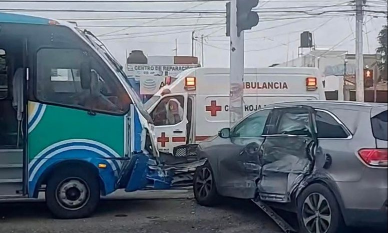 Ocho valorados tras choque de Qrobús en Calzada de Belén