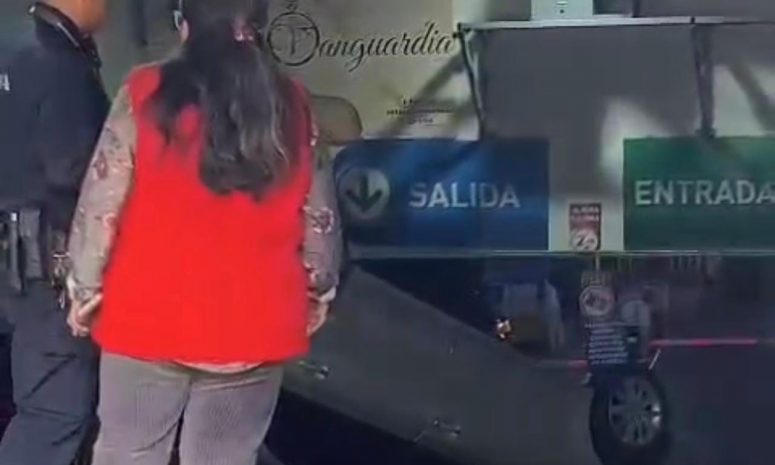Volcó auto en estacionamiento del Centro Histórico de Querétaro
