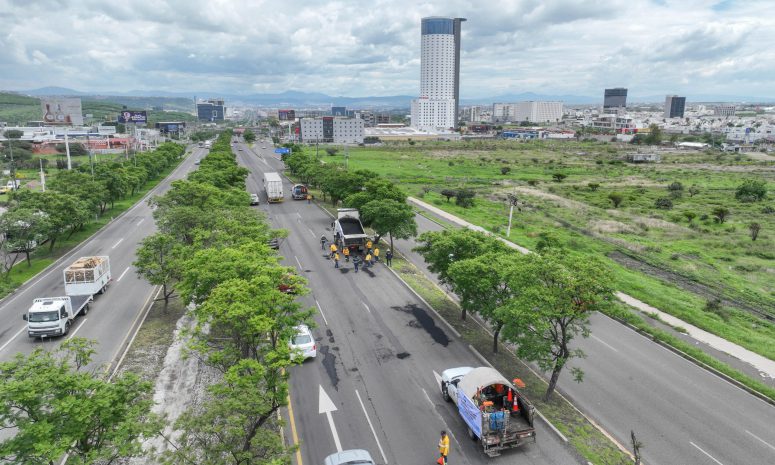 Realizan labores de bacheo y mantenimiento en Paseo de la República
