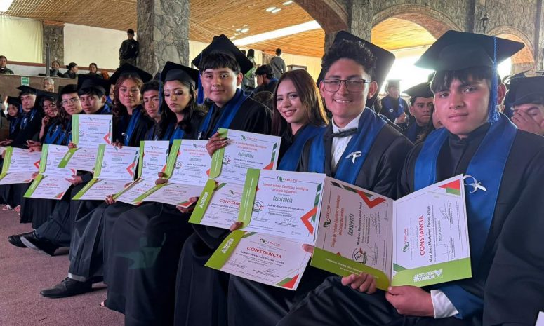 Se gradúan dos mil 800 estudiantes del Cecyteq