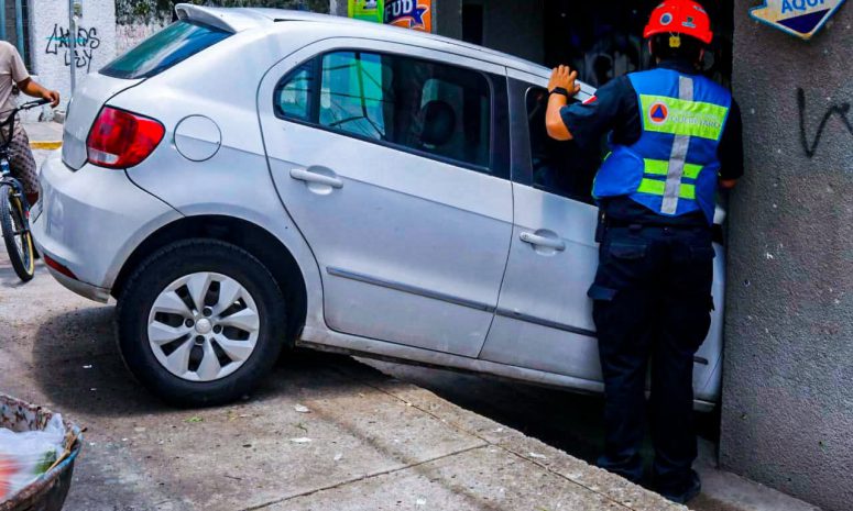 Conductor arrolló a menor y se metió a tienda en San José El Alto