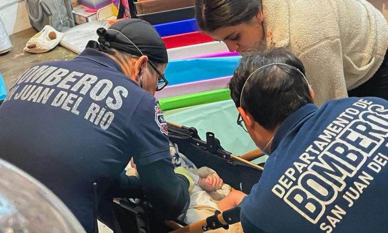 Bebé es auxiliado de emergencia por atragantamiento en San Juan del Río