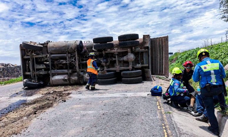 Camión volcó en el Junípero y deja 2 lesionados