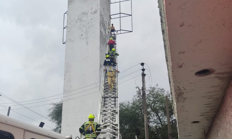 Rescatan a hombre intoxicado que subió a torre en Pedro Escobedo